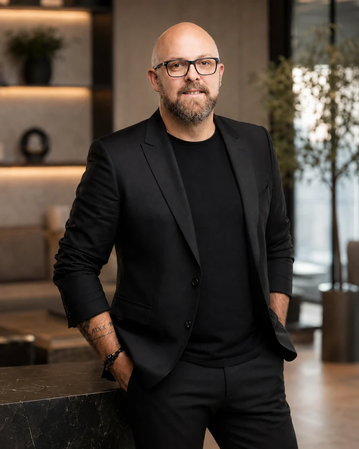 Alex Michelin, entrepreneur immobilier, en veste noire dans un cadre professionnel.
