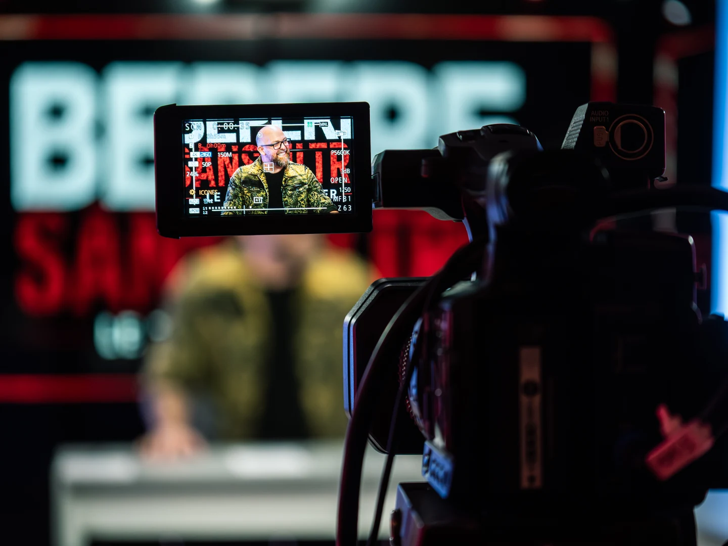 Caméra de tournage cadrant Alex Michelin sur le plateau de Beperf Sans Filtre.