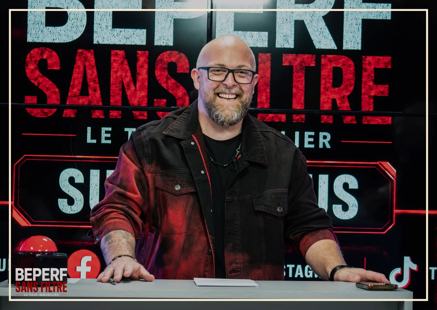 Alex Michelin sur le plateau officiel de Beperf Sans Filtre, devant l’habillage noir, rouge et blanc.